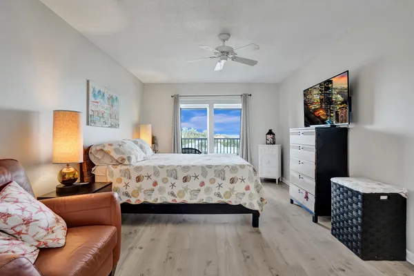 $1,350 | 1502 South Lakeside Drive, Unit 414, Lake Worth Beach, FL 33460