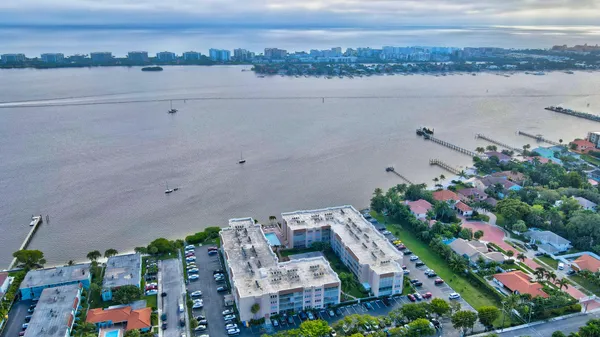 $1,350 | 1502 South Lakeside Drive, Unit 414, Lake Worth Beach, FL 33460