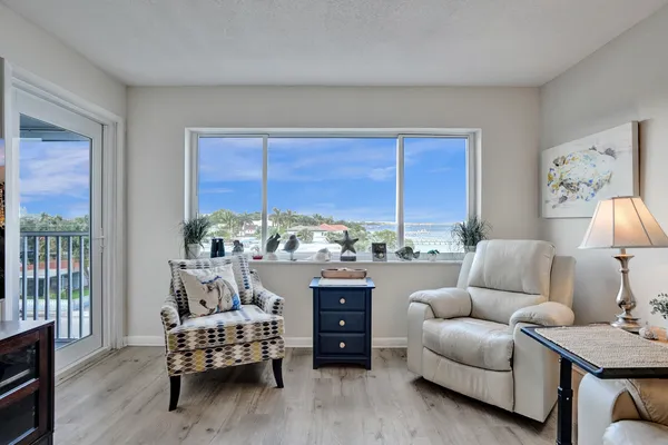 $1,350 | 1502 South Lakeside Drive, Unit 414, Lake Worth Beach, FL 33460