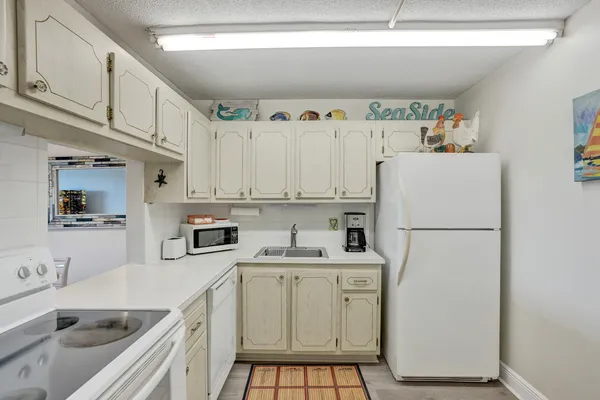 $1,350 | 1502 South Lakeside Drive, Unit 414, Lake Worth Beach, FL 33460