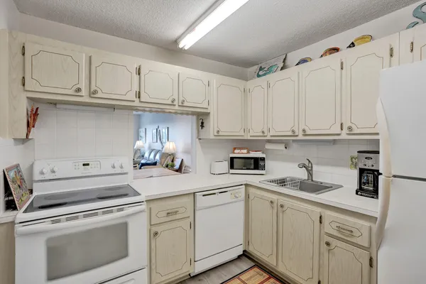 $1,350 | 1502 South Lakeside Drive, Unit 414, Lake Worth Beach, FL 33460