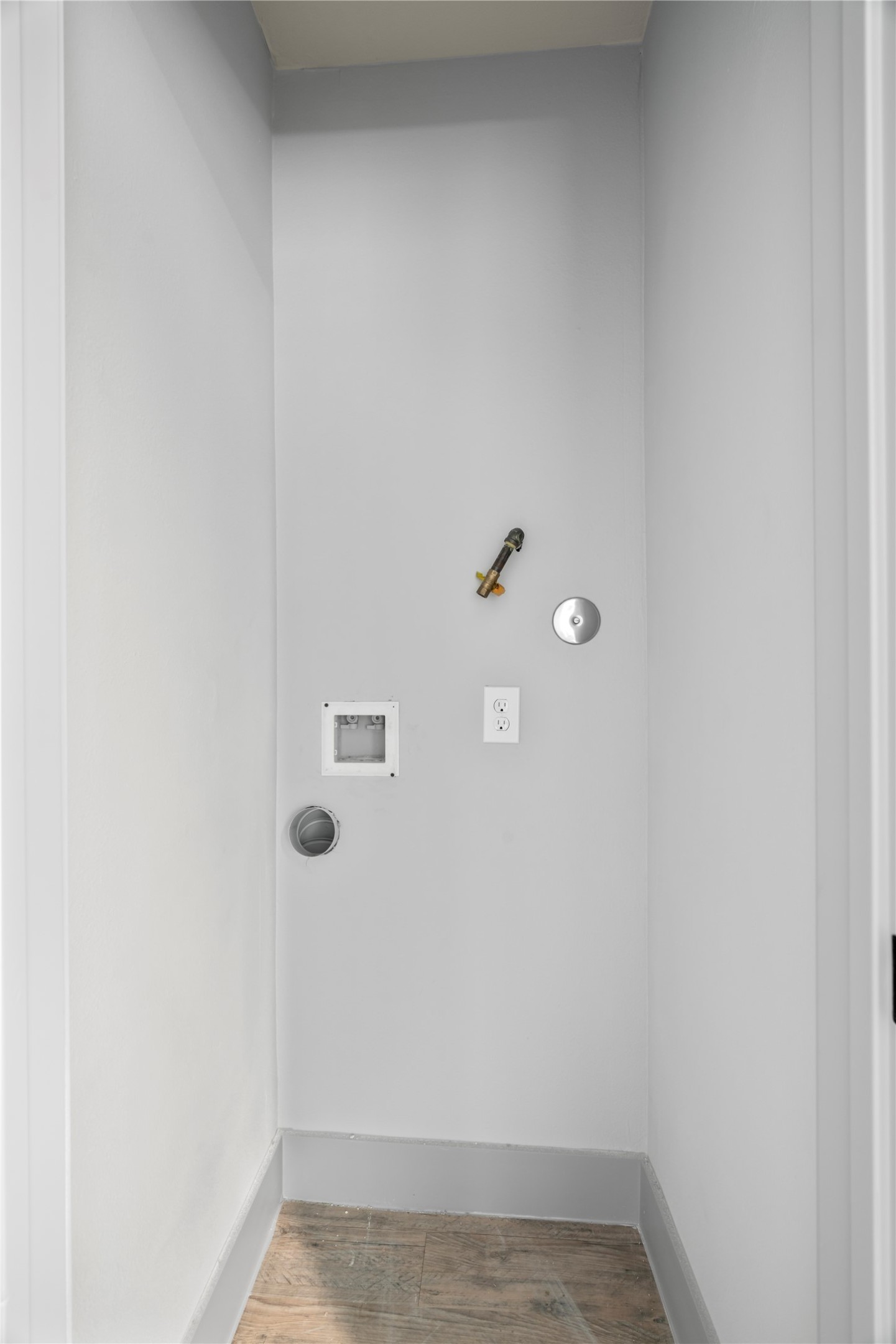 305 Roberts Street, Unit 8 Houston, TX 77003 - Photo 6 of 7 Washer and Dryer Can be rented - Any lease signed before August 1st, 2025, will receive a washer and dryer rental included in the rental price.