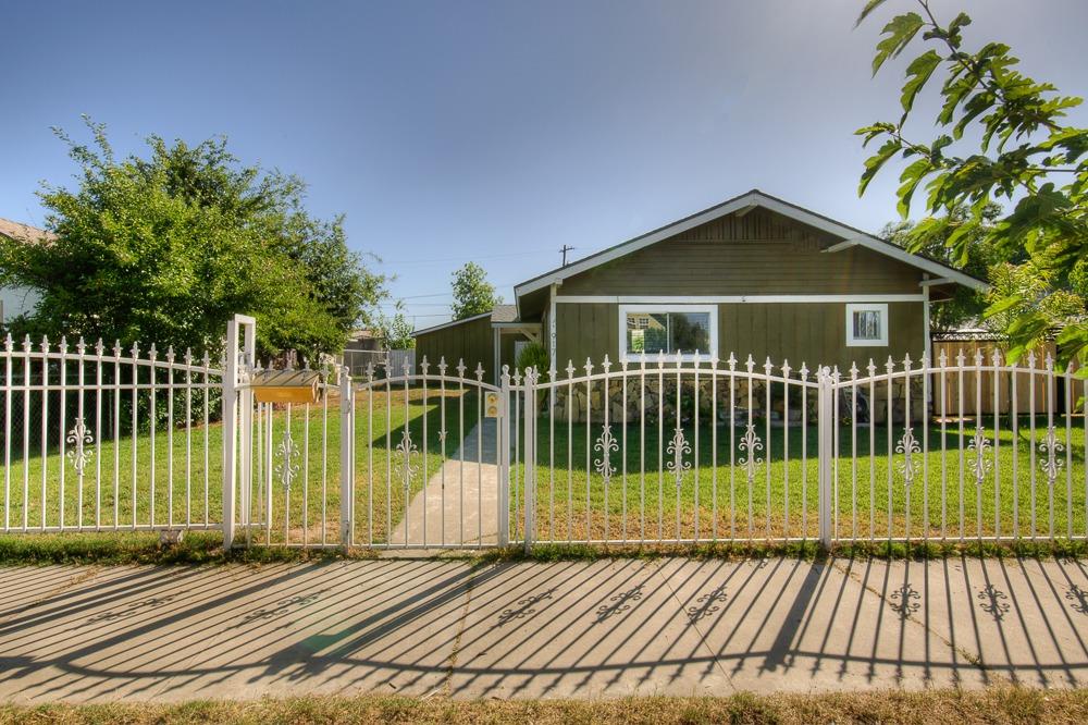 917 E Street Reedley, CA 93654 - Photo 1 of 32
