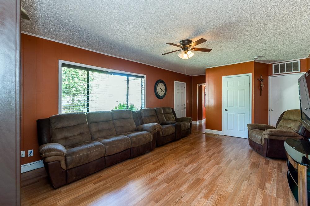 917 E Street Reedley, CA 93654 - Photo 3 of 32