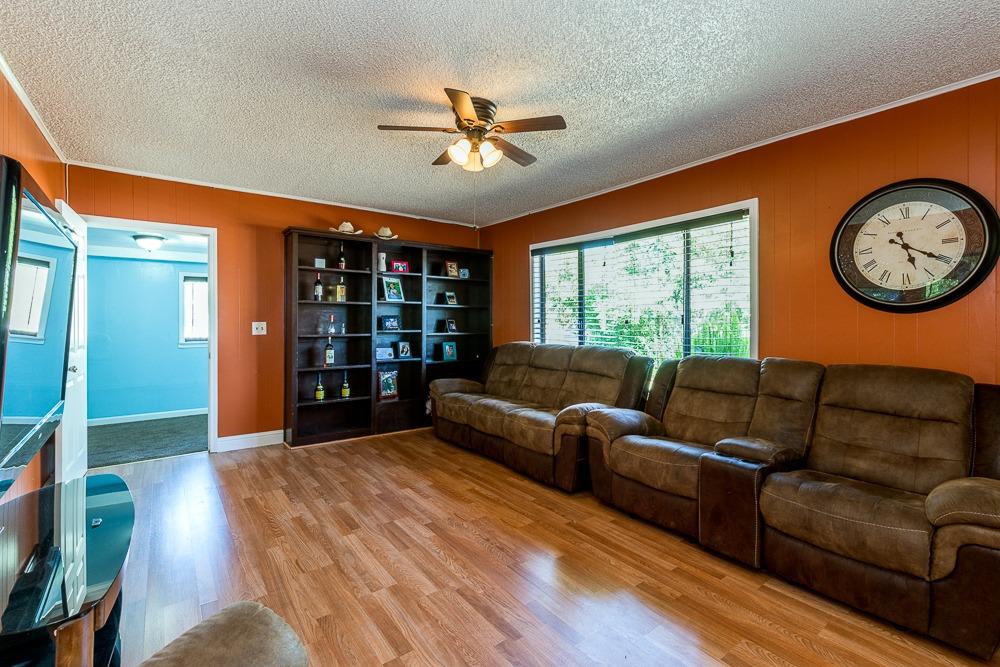 917 E Street Reedley, CA 93654 - Photo 4 of 32
