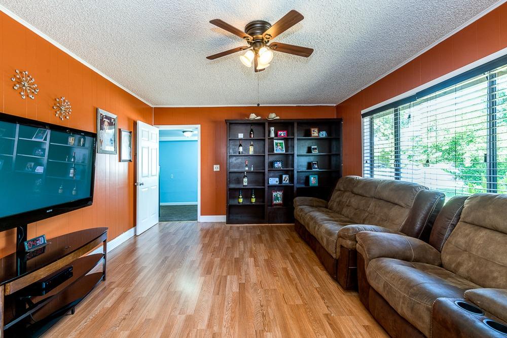 917 E Street Reedley, CA 93654 - Photo 5 of 32