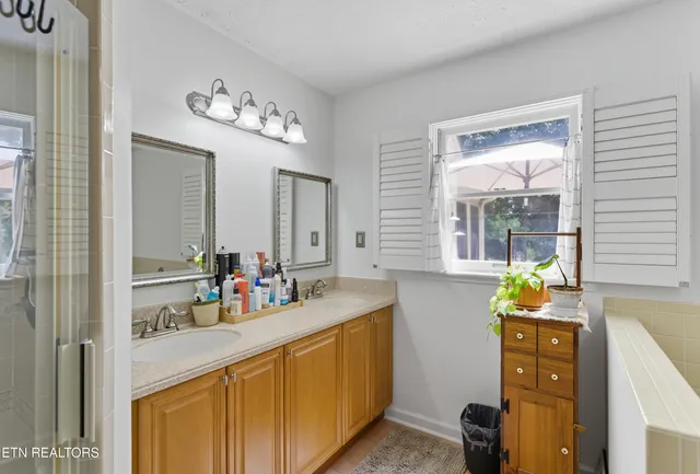 $369,900 | 1000 Harrogate Drive, Knoxville, TN 37923