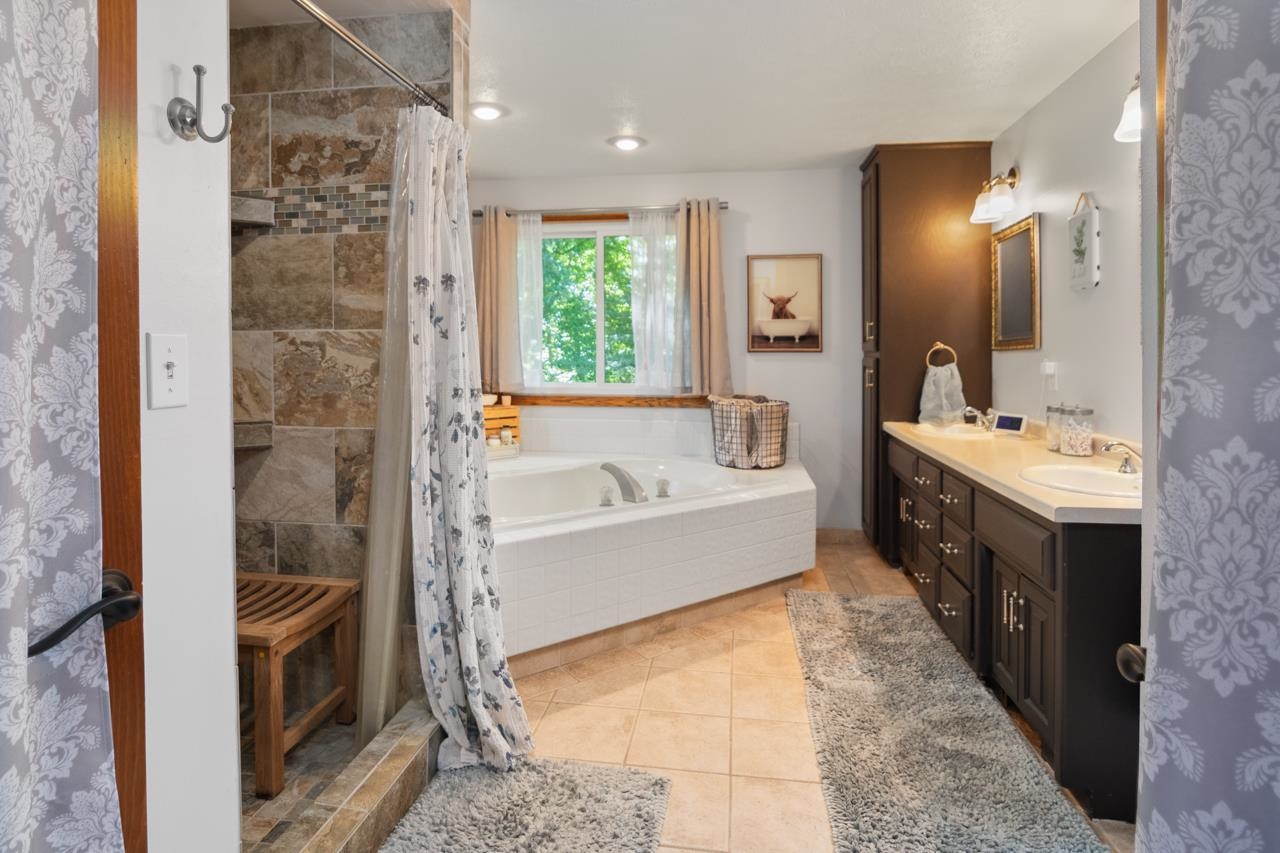 4551 Choctaw Trail Green Bay, WI 54313 - Photo 20 of 57