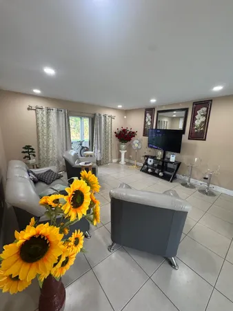 $1,600 | 725 Lori Drive, Unit 107, Palm Springs, FL 33461