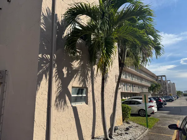 $1,600 | 725 Lori Drive, Unit 107, Palm Springs, FL 33461