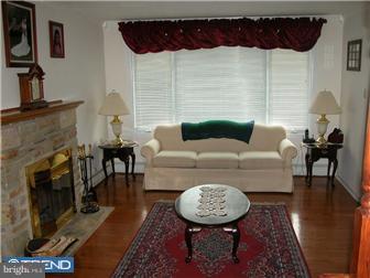 310 Heathcliffe Road Huntingdon Valley, PA 19006 - Photo 2 of 12 Living Room
