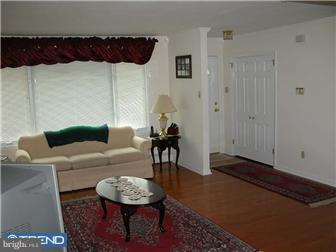 310 Heathcliffe Road Huntingdon Valley, PA 19006 - Photo 3 of 12 Living Room