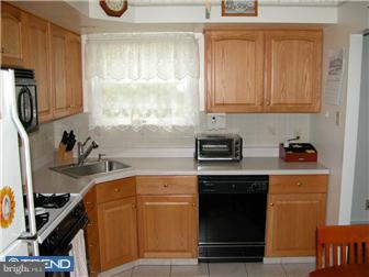 310 Heathcliffe Road Huntingdon Valley, PA 19006 - Photo 5 of 12 Kitchen