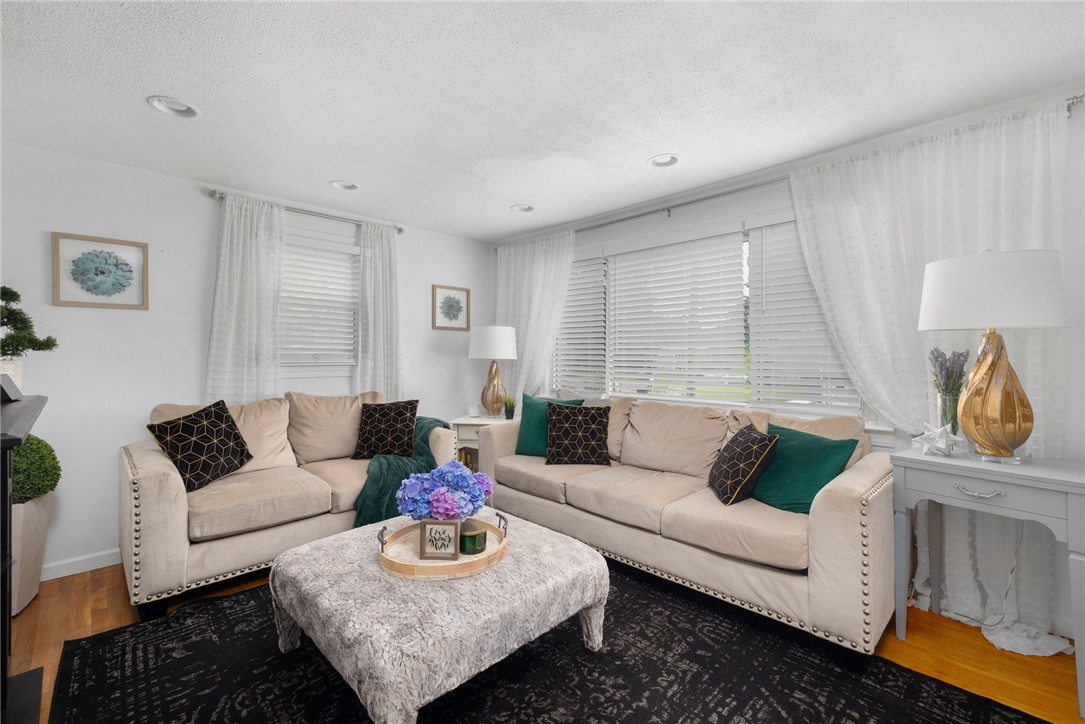 29 Longfellow Drive Coventry, RI 02816 - Photo 2 of 36