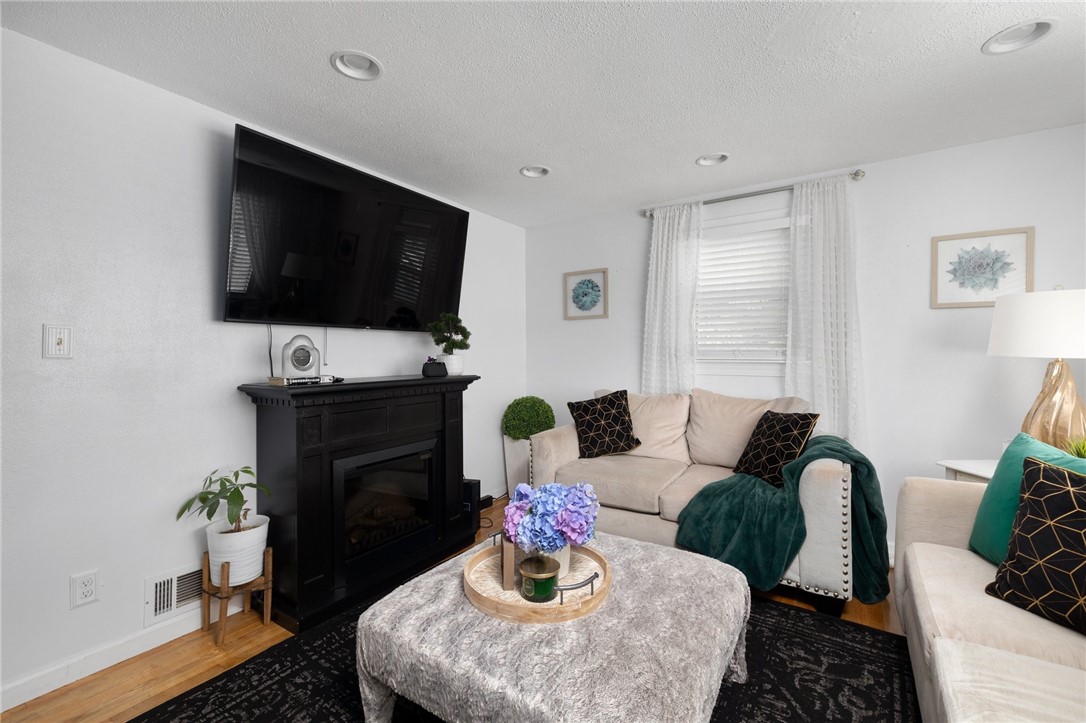 29 Longfellow Drive Coventry, RI 02816 - Photo 3 of 36