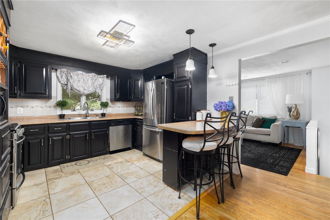 29 Longfellow Drive Coventry, RI 02816 - Photo 4 of 36