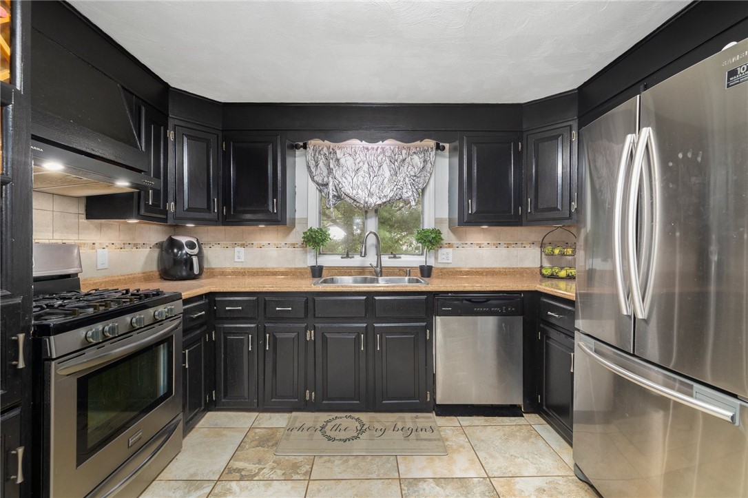 29 Longfellow Drive Coventry, RI 02816 - Photo 5 of 36