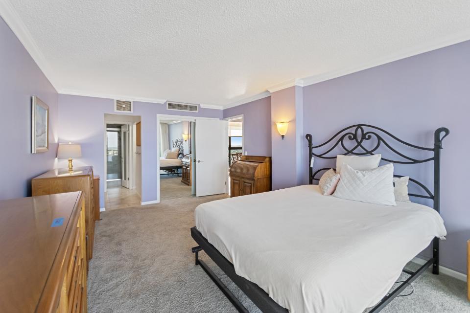 136 Lakeshore Drive, Unit PH10 North Palm Beach, FL 33408 - Photo 18 of 38 a bedroom with a bed and a bathroom