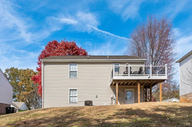 a view of a house with a backyard