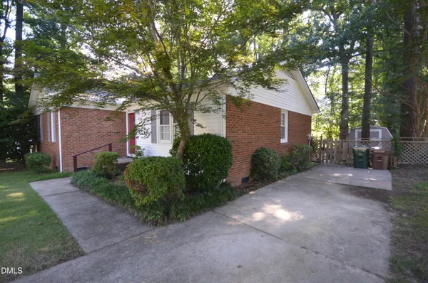 $1,800 | 309 Holtz Lane, Cary, NC 27511