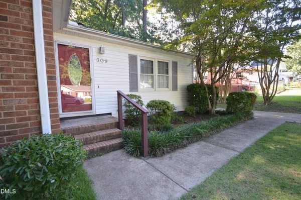 $1,800 | 309 Holtz Lane, Cary, NC 27511