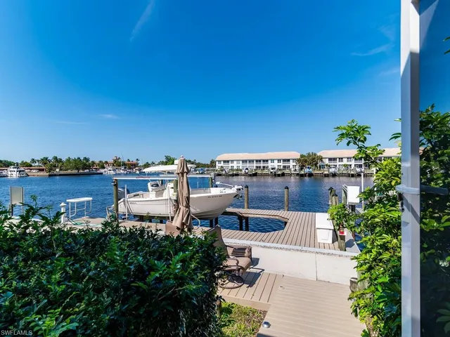 $725,000 | 317 Stella Maris Drive South, Naples, FL 34114