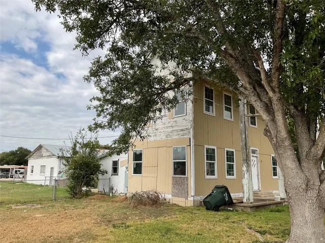 a view of a yard in front of a house