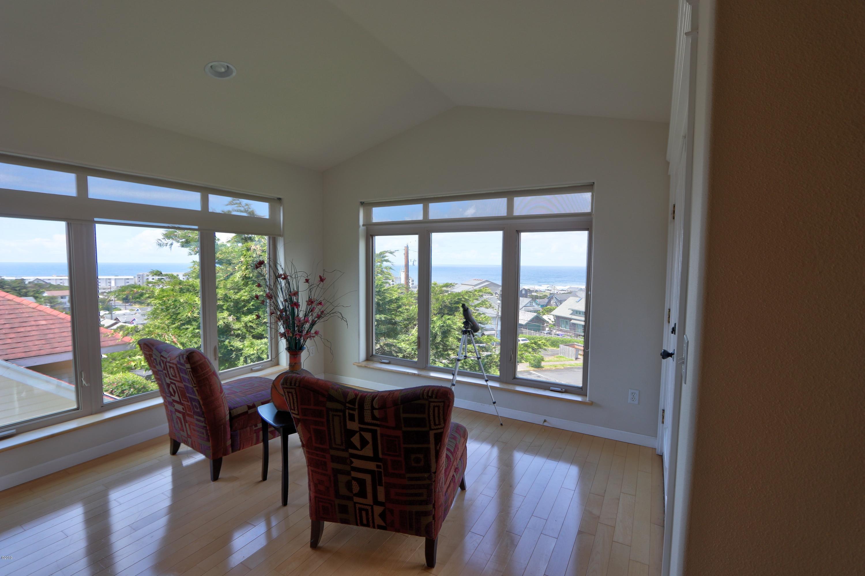 522 Southwest Hurbert Street Newport, OR 97365 - Photo 22 of 29 Sitting Area