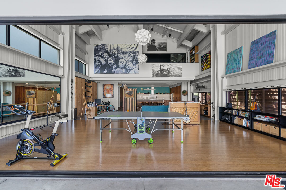 548 Rose Avenue Venice, CA 90291 - Photo 2 of 48 a view of a dining room with furniture