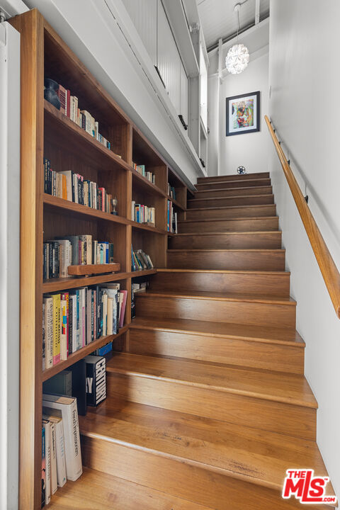548 Rose Avenue Venice, CA 90291 - Photo 26 of 48 a view of entryway and hall