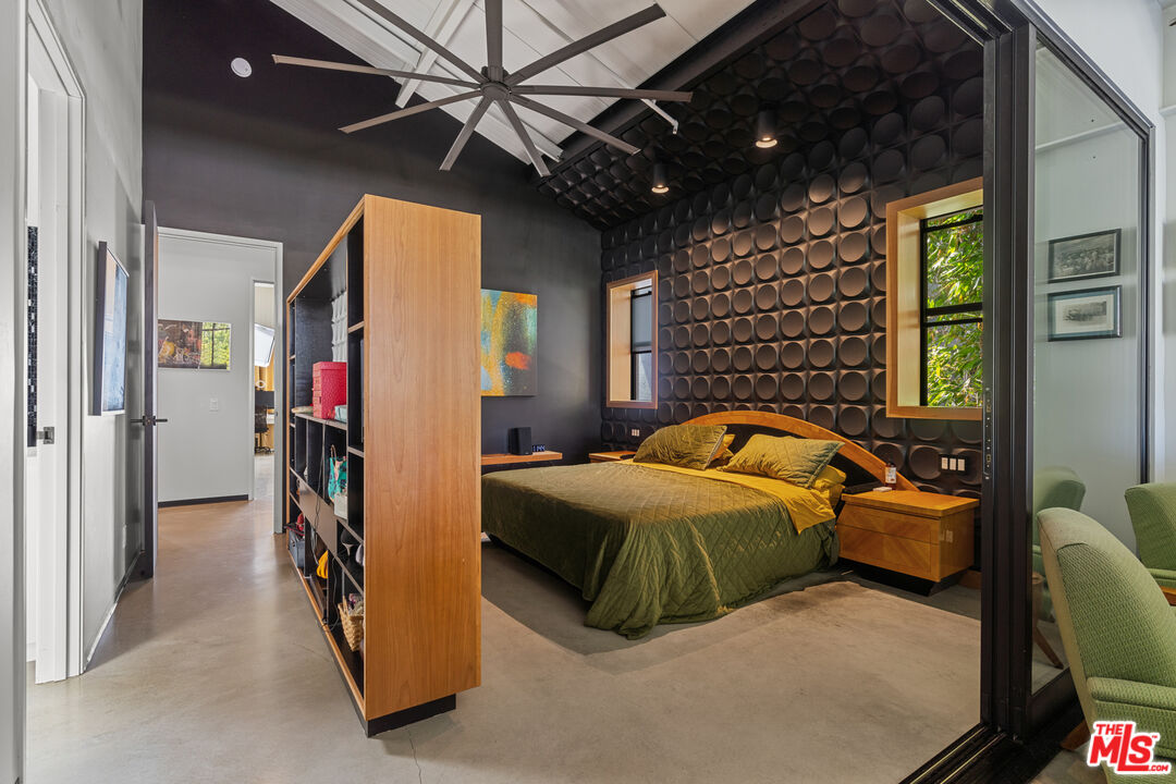 548 Rose Avenue Venice, CA 90291 - Photo 29 of 48 a bedroom with double bed and a window