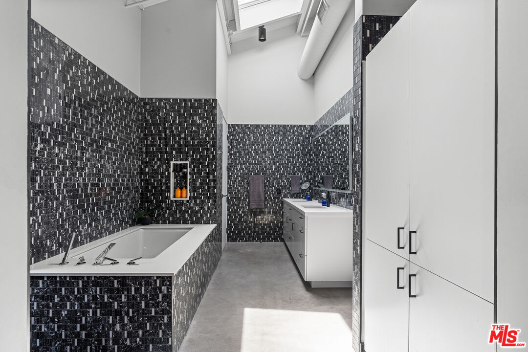 548 Rose Avenue Venice, CA 90291 - Photo 33 of 48 a bathroom with a bathtub and shower