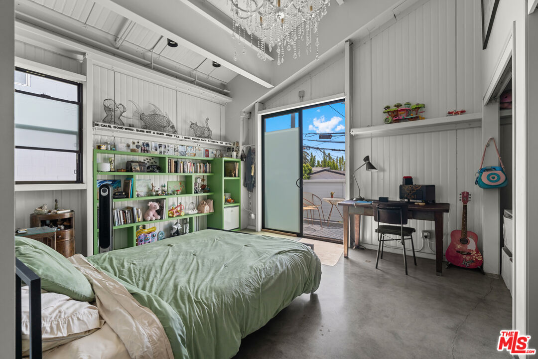 548 Rose Avenue Venice, CA 90291 - Photo 39 of 48 a bed room with a bed and a chair