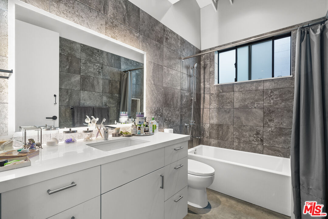 548 Rose Avenue Venice, CA 90291 - Photo 42 of 48 a bathroom with a double vanity sink toilet mirror and bathtub