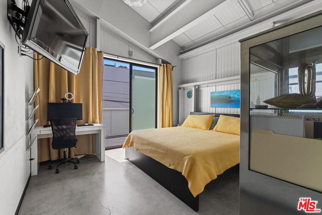 548 Rose Avenue Venice, CA 90291 - Photo 43 of 48 a bedroom with a bed and a desk