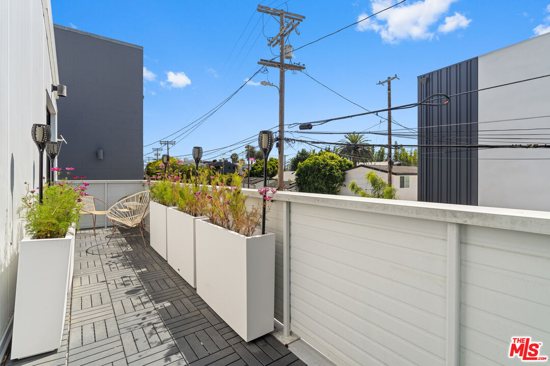 548 Rose Avenue Venice, CA 90291 - Photo 44 of 48 a view of a balcony