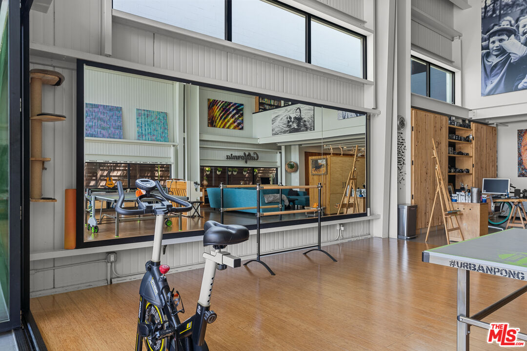 548 Rose Avenue Venice, CA 90291 - Photo 10 of 48 a view of a patio with table and chairs