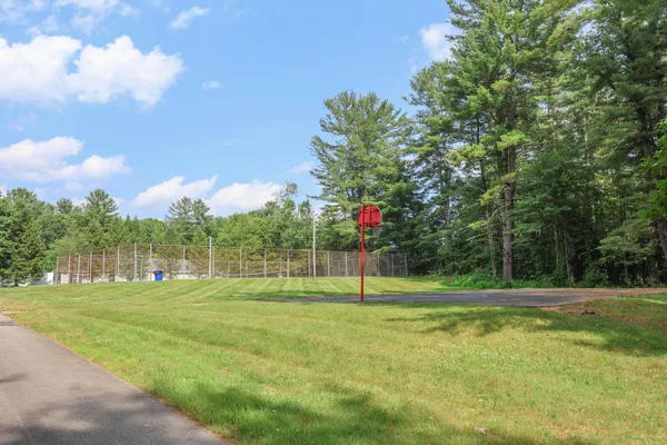 $1,700 | 156 L Capitol Hill Drive, Londonderry, NH 03053