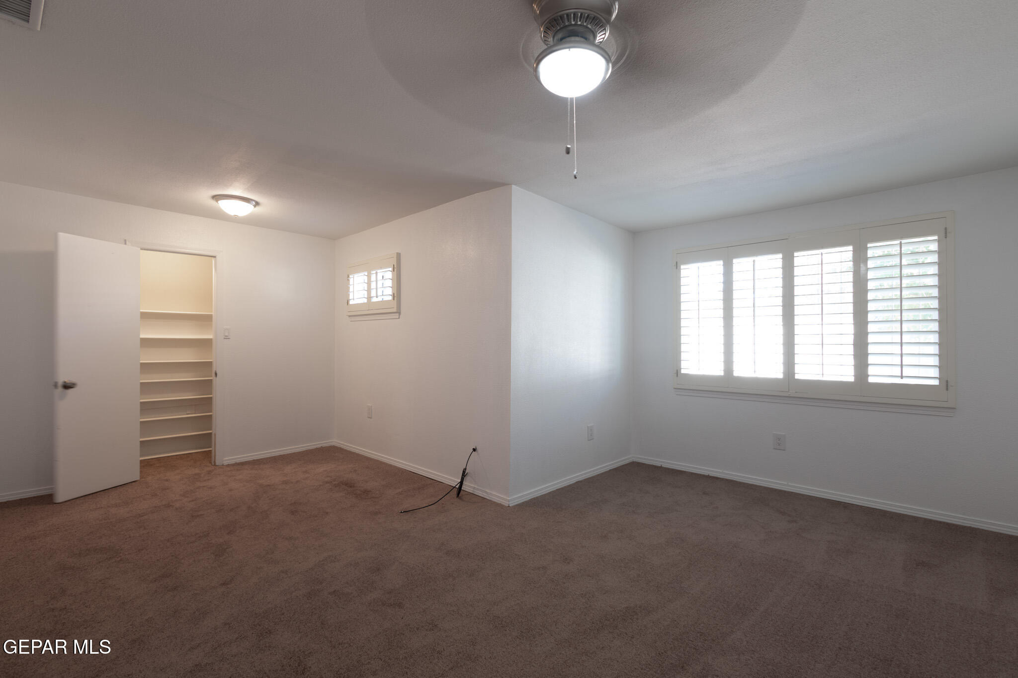 14829 Kingston Road Horizon City, TX 79928 - Photo 13 of 34 an empty room with windows and closet
