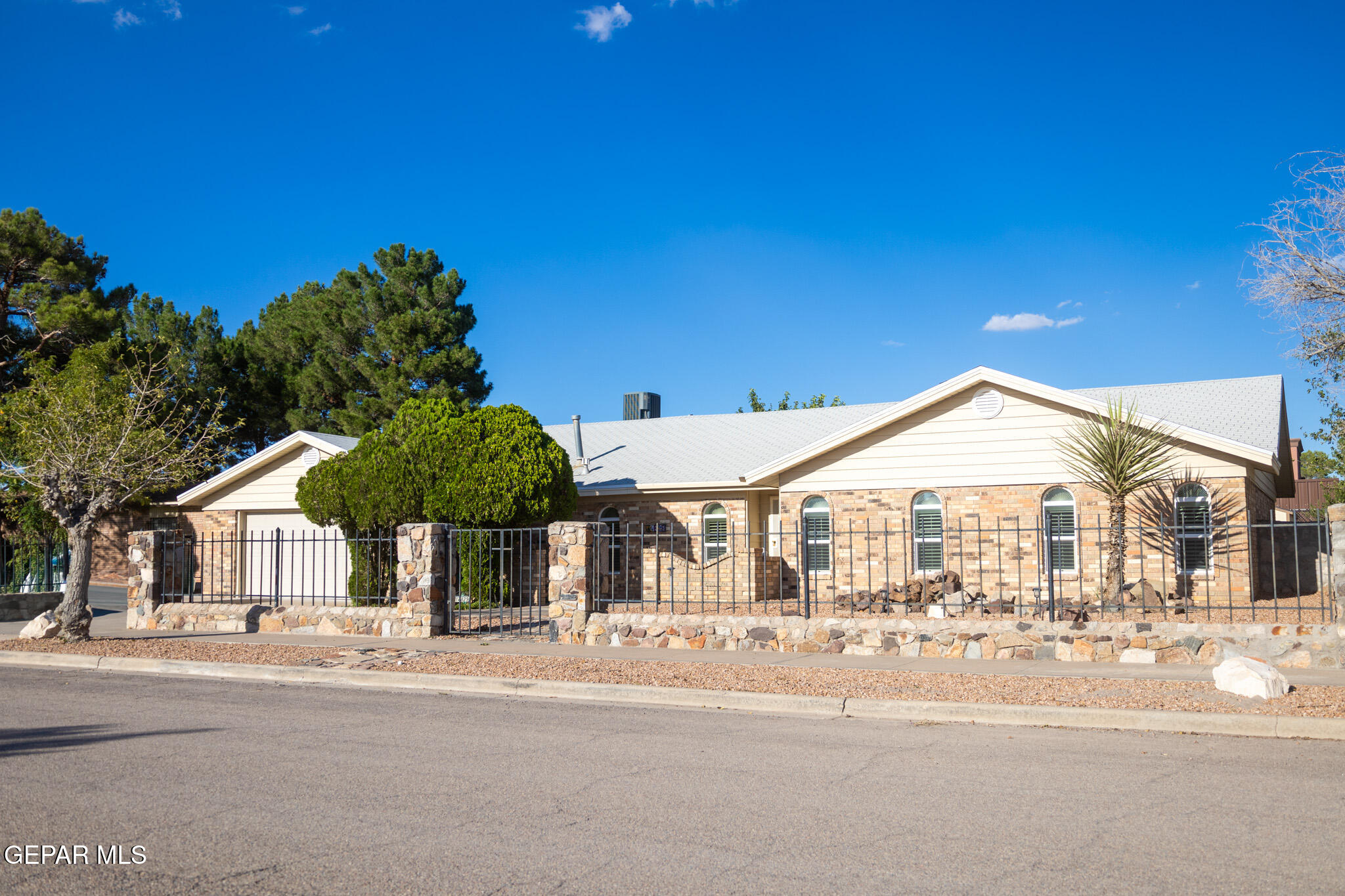 14829 Kingston Road Horizon City, TX 79928 - Photo 3 of 34 a front view of a house with a yard