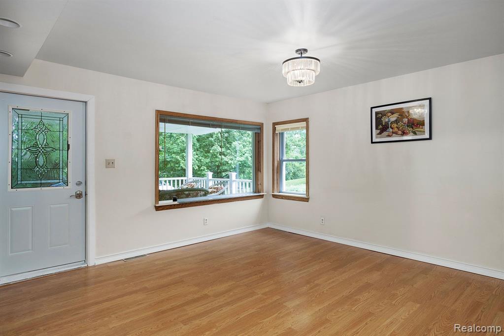1187 East Avon Road Rochester, MI 48307 - Photo 9 of 25