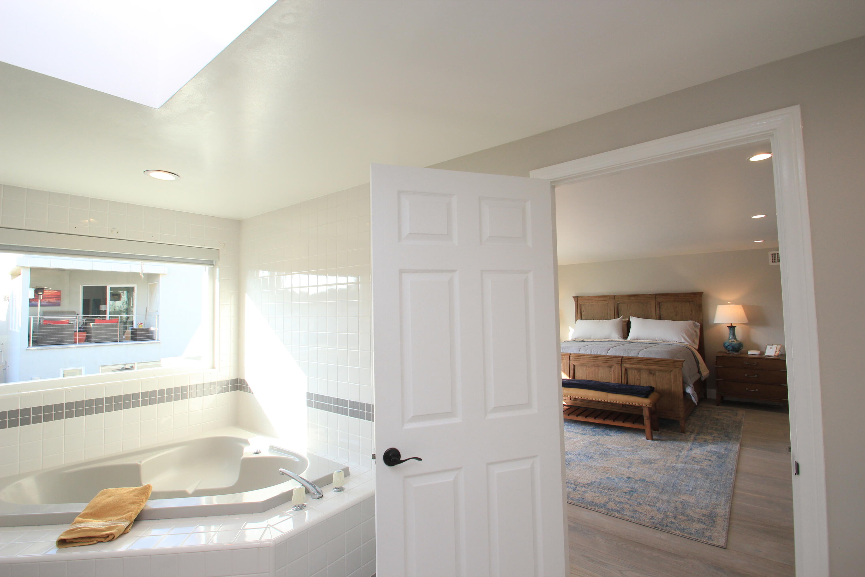 5235 Sealane Way Oxnard, CA 93035 - Photo 26 of 57 a en suite bathroom with a tub and mirror