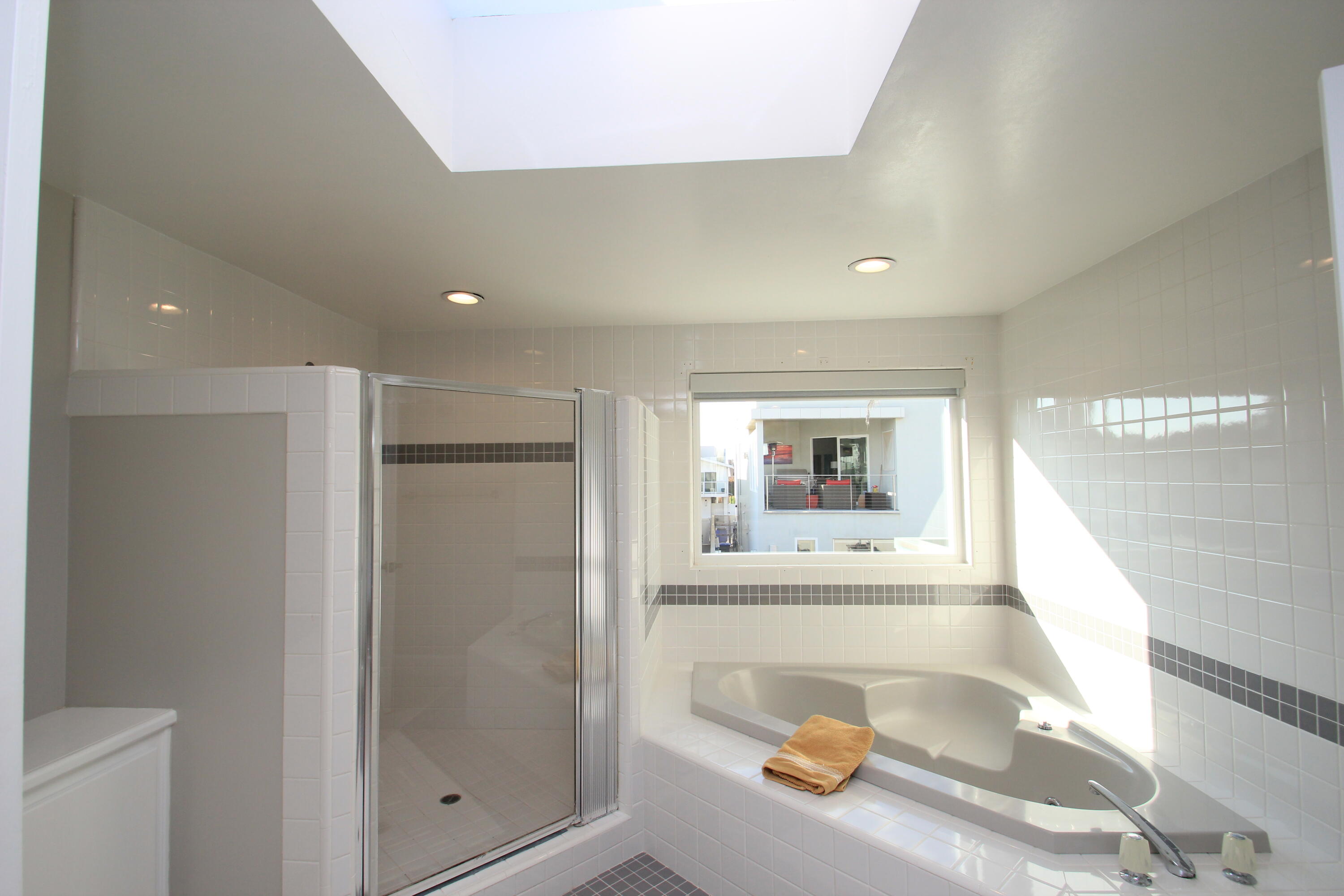 5235 Sealane Way Oxnard, CA 93035 - Photo 27 of 57 Sealane Primary Soaking Tub and Walkin S