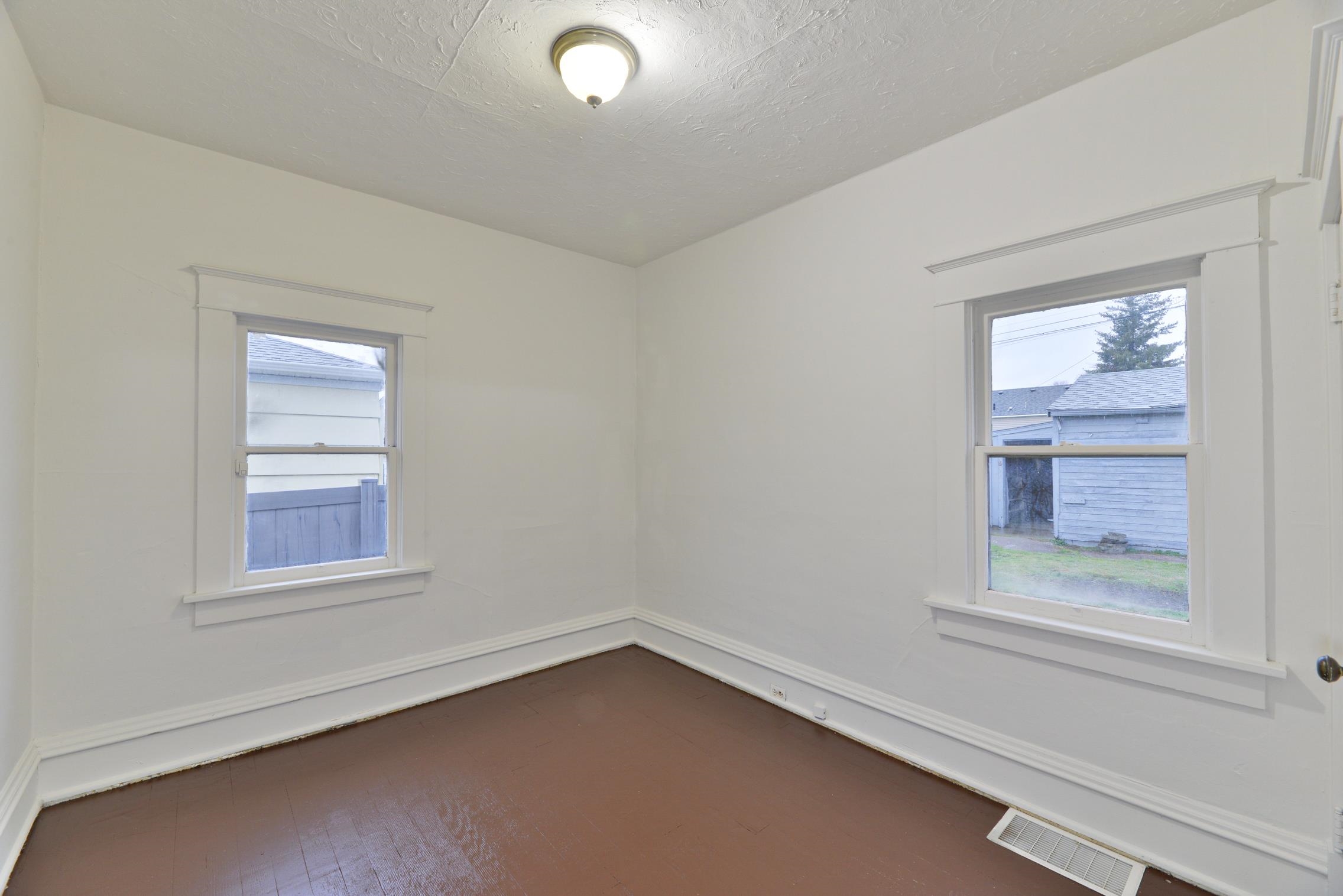 1329 East Gordon Avenue Spokane, WA 99207 - Photo 5 of 16