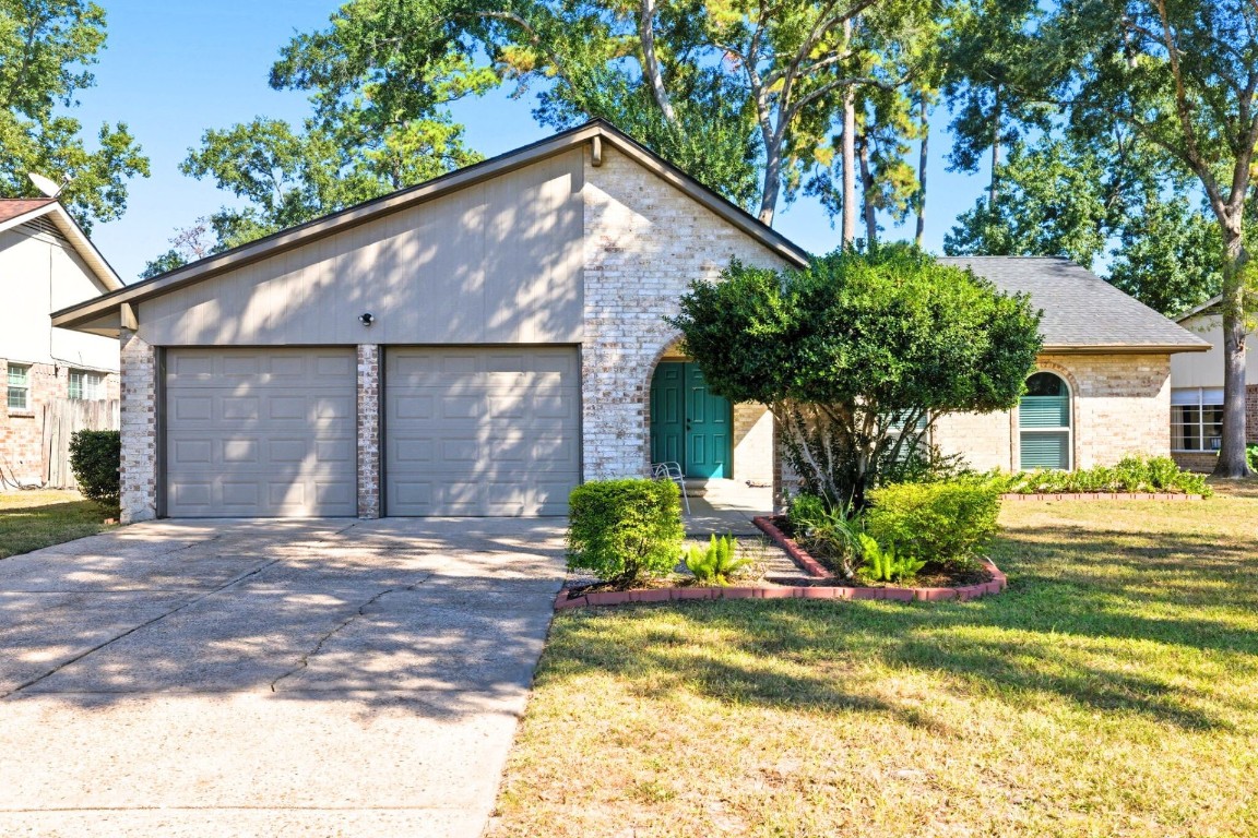 17522 Hunters Glen Circle Humble, TX 77396 - Photo 2 of 14 a front view of a house with garden