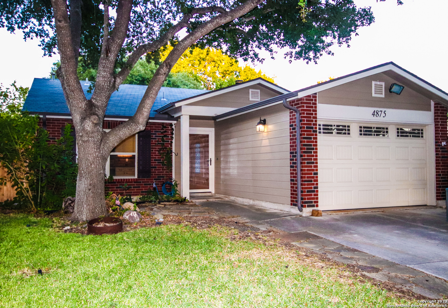 a view of a house with a yard