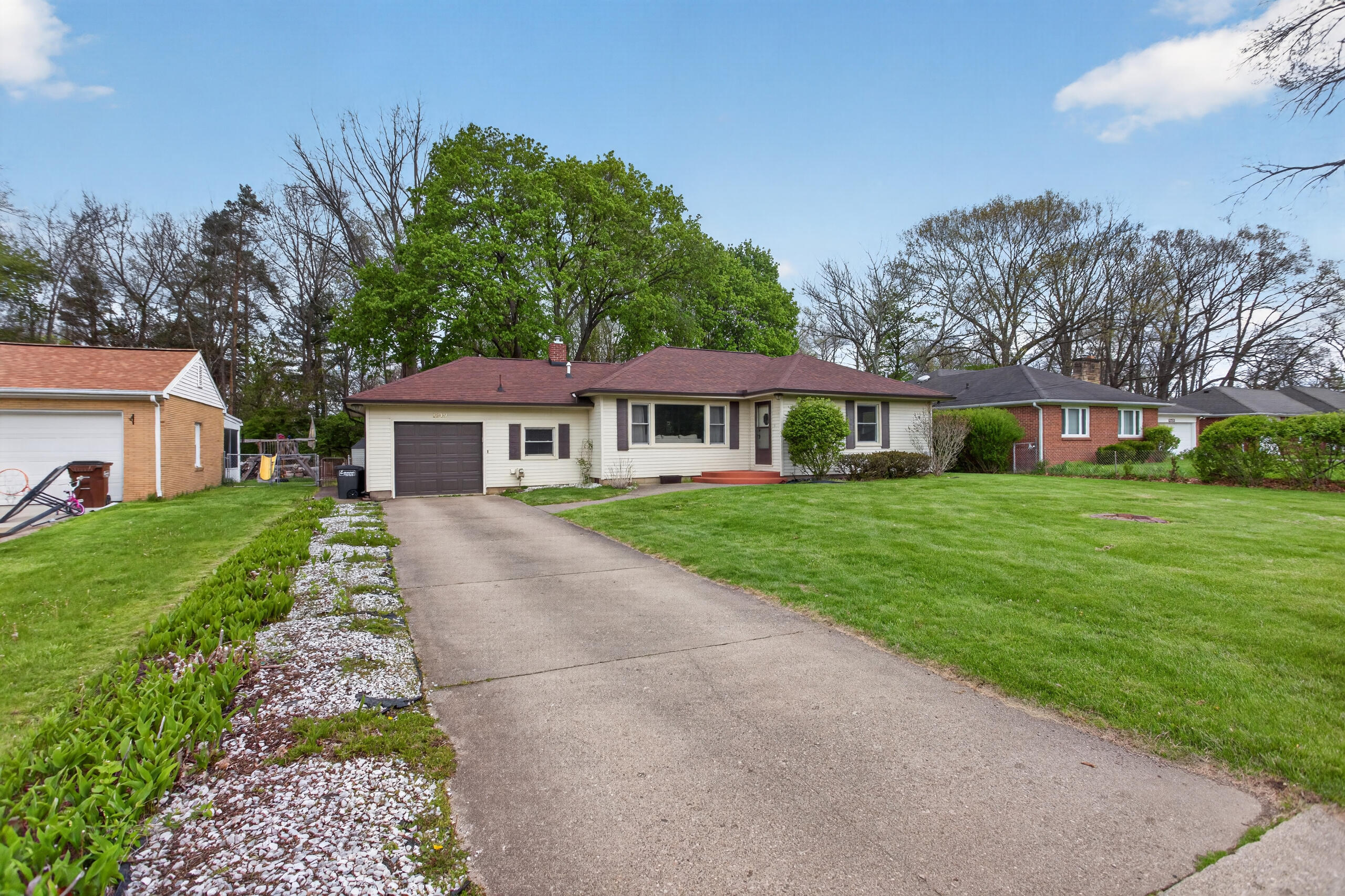 1249 Levant Street Jackson, MI 49203 - Photo 3 of 46 0N0A1809