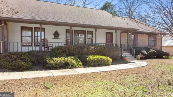 a view of a house with a yard and plants