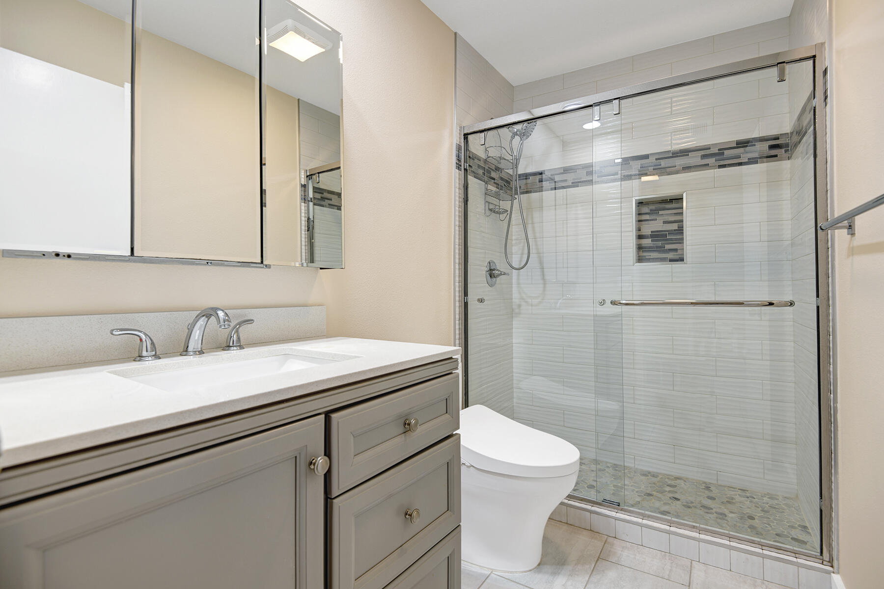 3155 Ramon Road, Unit 711 Palm Springs, CA 92264 - Photo 16 of 21 GUEST BATHROOM.jpg mls