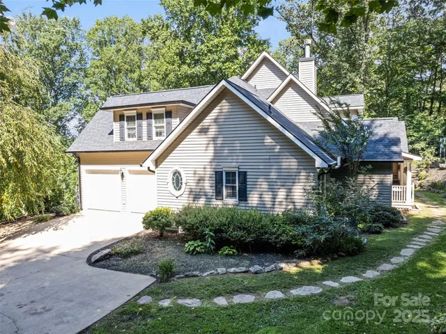 a view of a house with backyard and garden